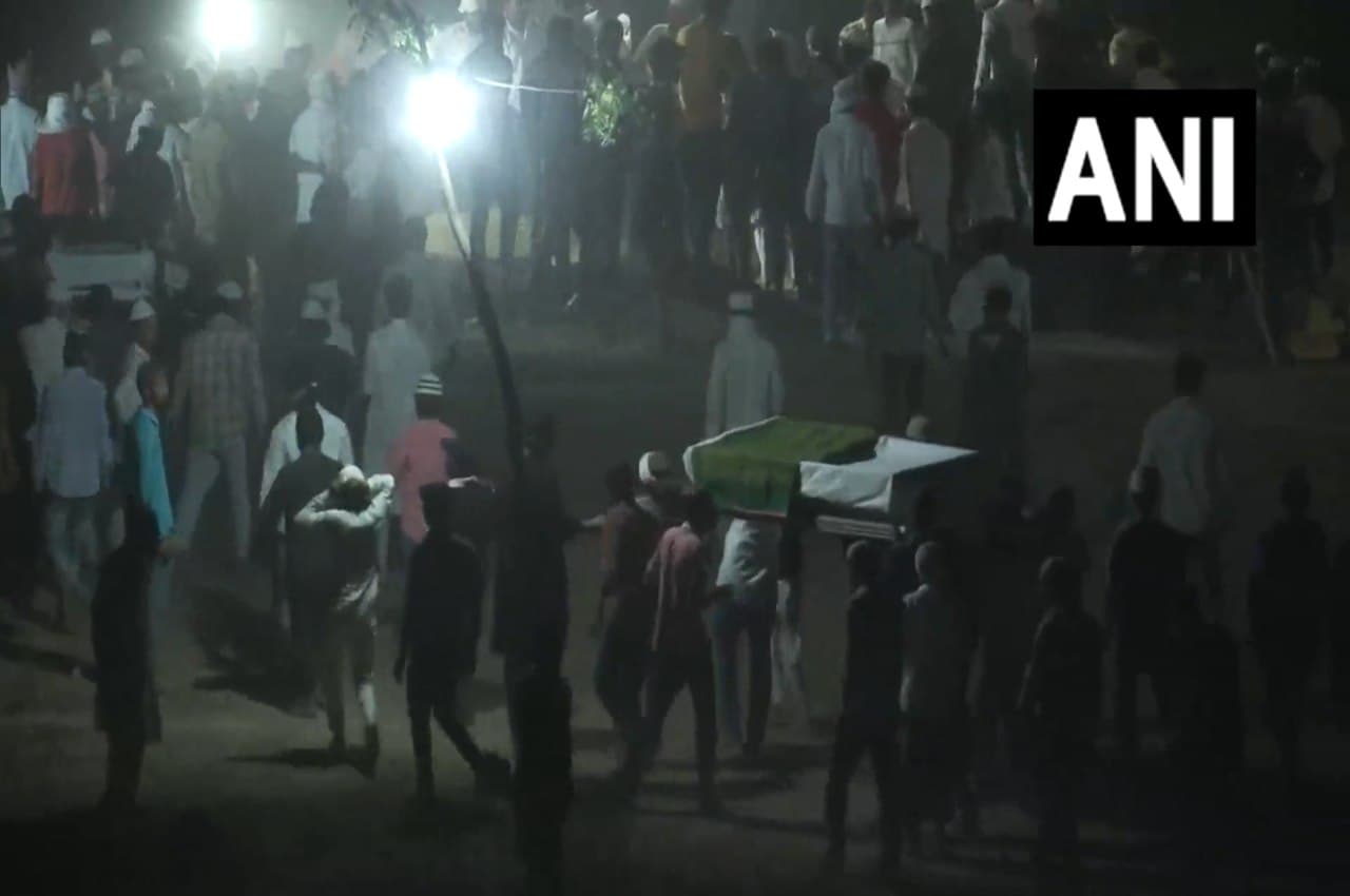 Atiq Ashraf Murder: अतीक और अशरफ कसारी-मसारी कब्रिस्तान में दफन, जनाजे में पहुंचे दोनों नाबालिग बेटे