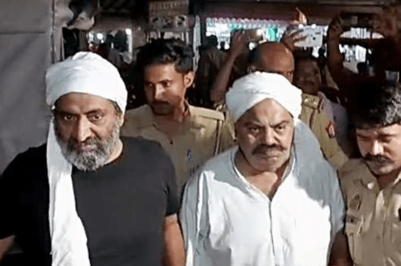 महाराष्ट्र में गैंगस्टर अतीक-अशरफ के लगे पोस्टर, बताया 'शहीद', विहिप के हंगामे पर तीन आरोपी अरेस्ट