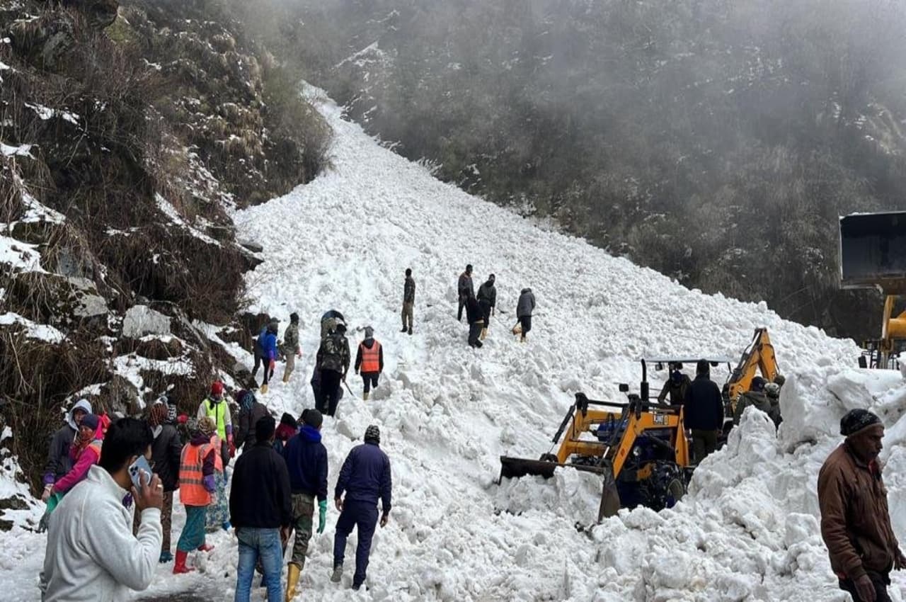 Sikkim Avalanche: सिक्किम हिमस्खलन में बच्चे समेत 7 लोगों की मौत, 20 से अधिक को बचाया