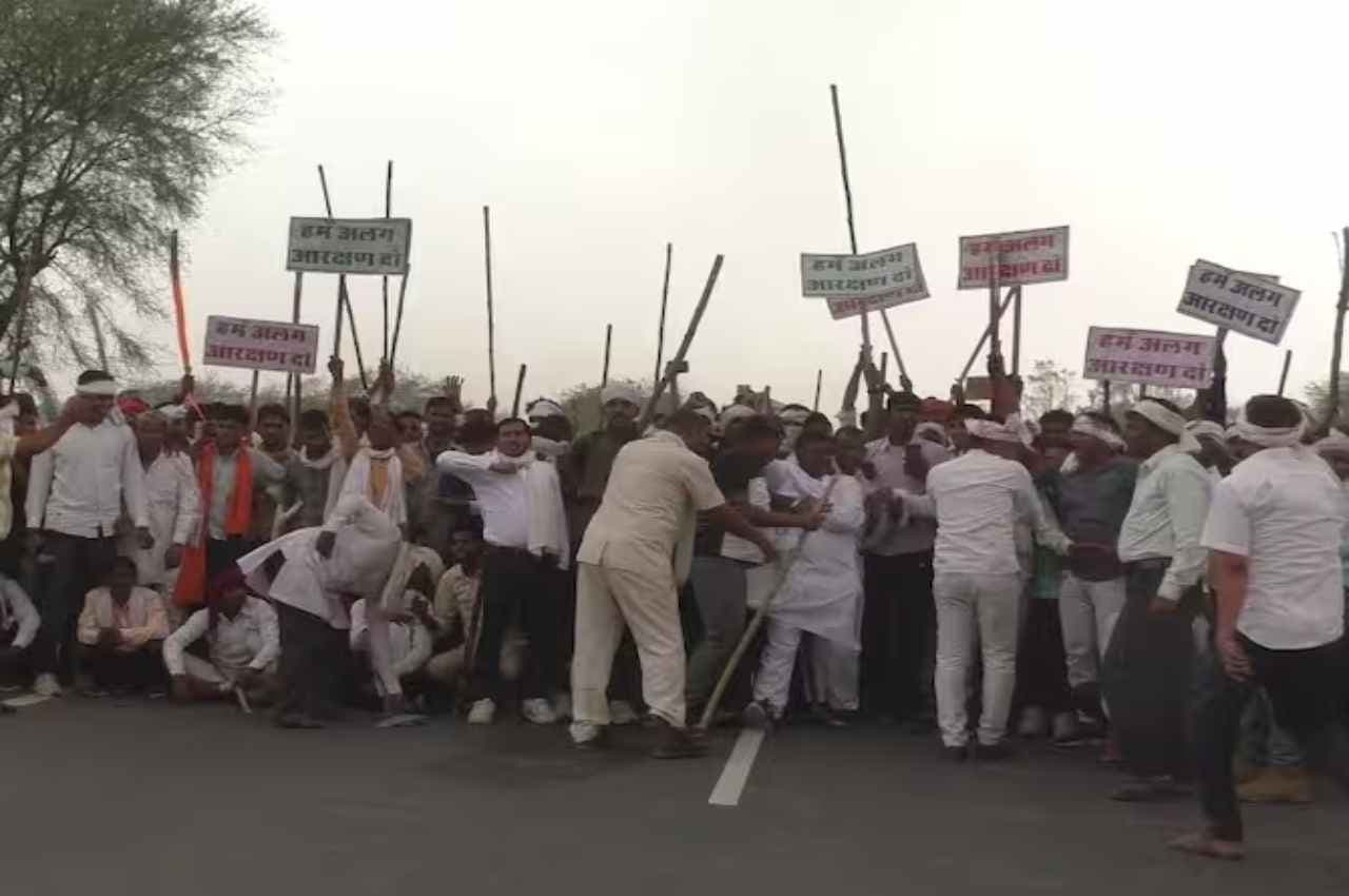 Reservation: भतरपुर में आरक्षण की मांग को लेकर 36 घंटे से हाईवे जाम, आज रात 12 बजे तक इंटरनेट सेवा बंद