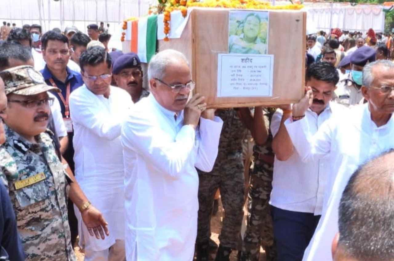 Chhattisgarh: मुख्यमंत्री भूपेश बघेल ने शहीद जवानों की अर्थी को दिया कंधा, कहा- बेकार नहीं जाएगी शहादत