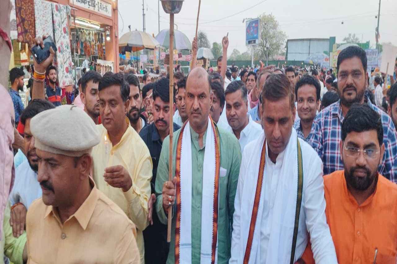 बम ब्लास्ट के आरोपियों की रिहाई के खिलाफ बीजेपी का जयपुर में कैंडल मार्च, पीड़ित परिवार भी रहे मौजूद