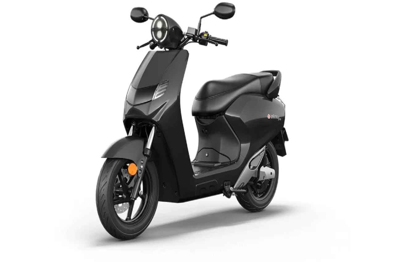 बाजार में इस Electric Scooter को खरीदने के लिए मची होड़, रेंज और स्पीड पर सब फिदा