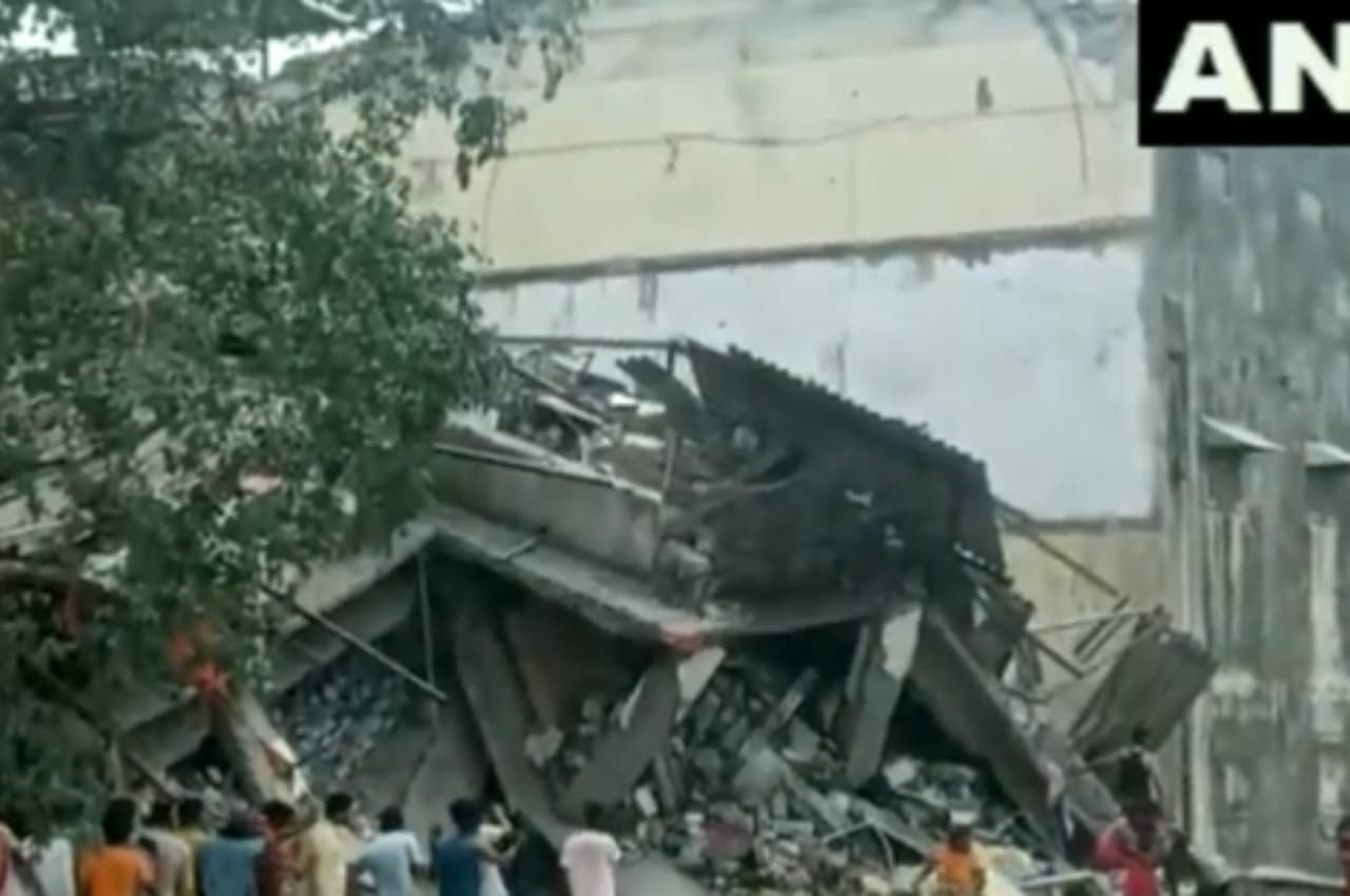 VIDEO: महाराष्ट्र के भिवंडी इलाके में गिरी तीन मंजिला इमारत, 10 लोगों के फंसे होने की आशंका