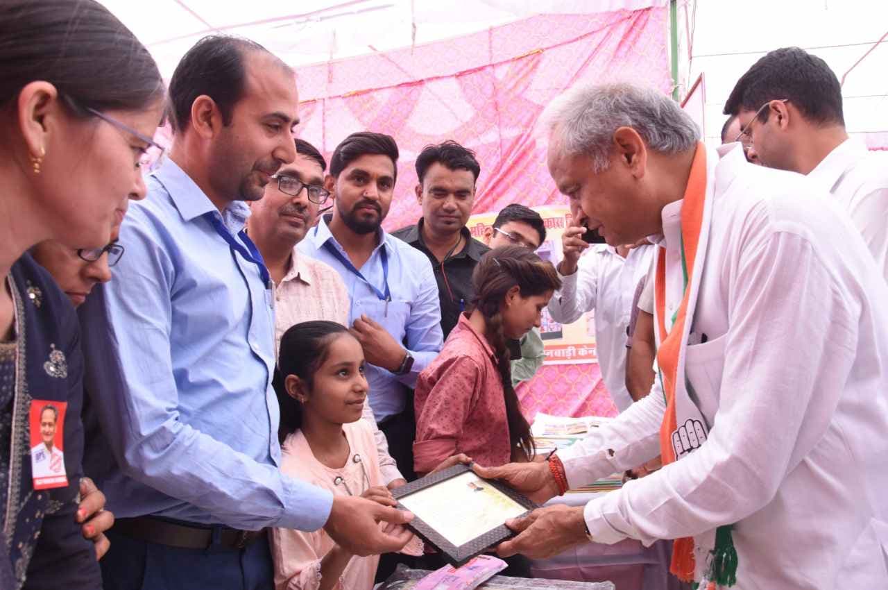 CM Ashok Gehlot: चूरू के तारानगर में लोगों से बोले सीएम गहलोत- 'आप मांगते-मांगते थक जाओगे, मैं देते हुए नहीं थकूंगा'