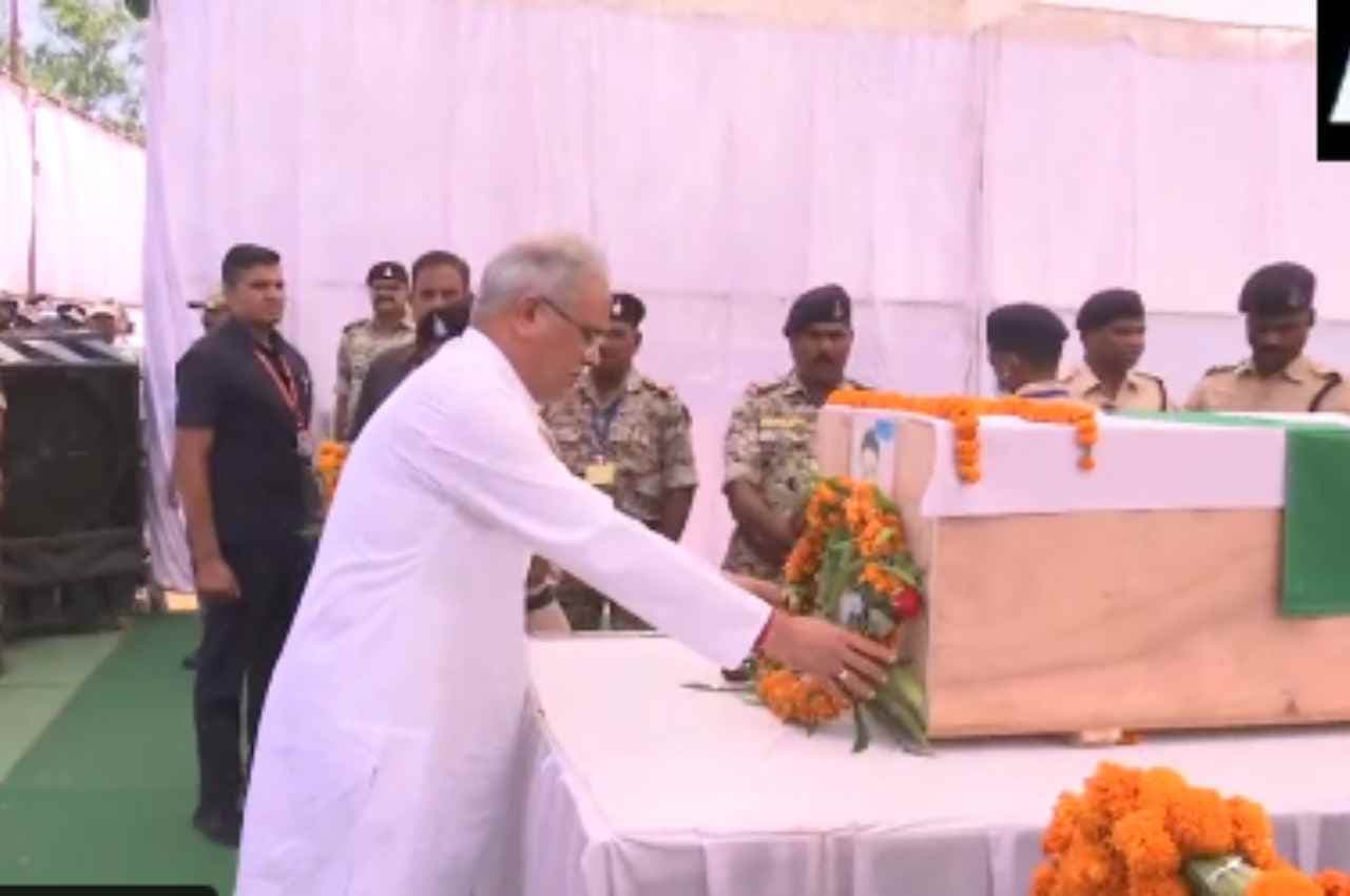 Dantewada Naxal Attack: सीएम बघेल ने दी शहीदों को श्रद्धांजलि, पीड़ित परिवार से की मुलाकात
