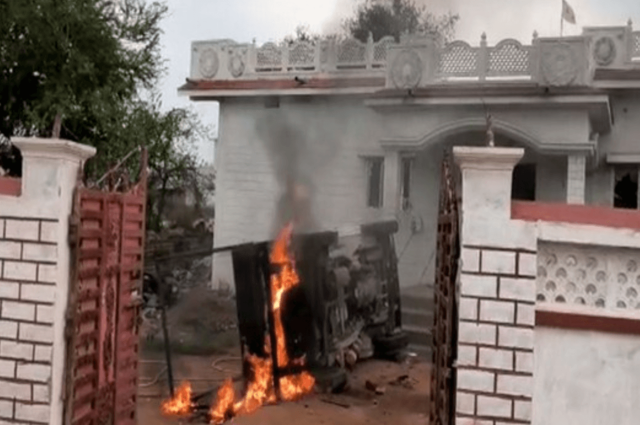 छत्तीसगढ़ के बेमेतेरा में खूनी संघर्ष, पथराव में तीन पुलिसकर्मी घायल, भीड़ ने गाड़ियों में लगाई आग, एक की मौत