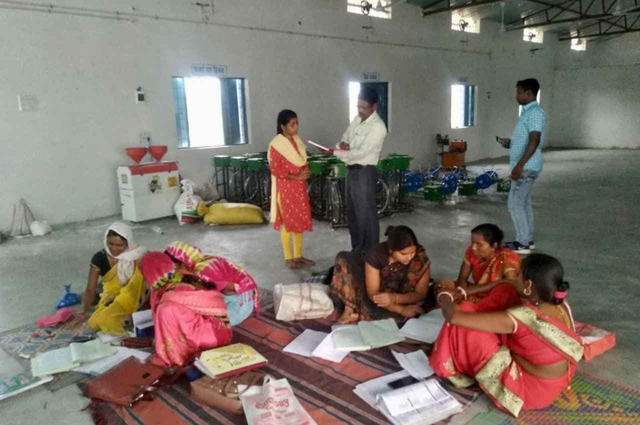 Chhattisgarh: रीपा के माध्यम से महिलाएं हो रहीं आत्मनिर्भर, तेल मशीन, दाल मिल और पोल फेंसिंग यूनिट से महिलाओं की बढ़ी आमदनी