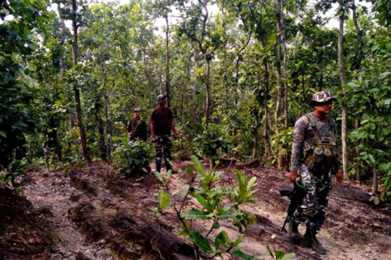 Chhattisgarh: पुलिस और नक्सलियों के बीच मुठभेड़, एक माओवादी ढेर और दो को पकड़ा गया