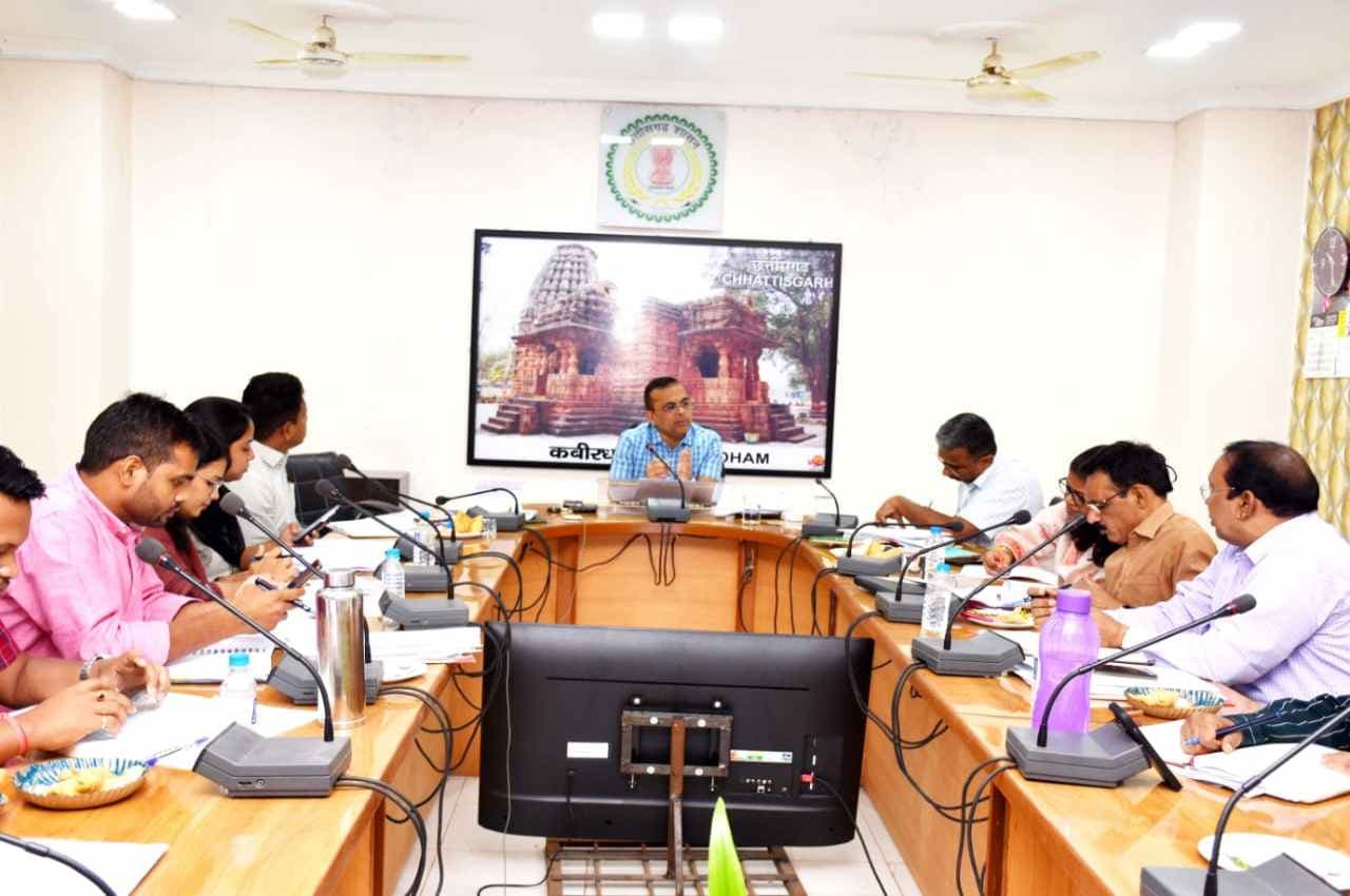 Chhattisgarh News: राजस्व अधिकारियों की समीक्षा बैठक में बोले कलेक्टर- 'तय सीमा में प्रकरणों का करें निराकरण'