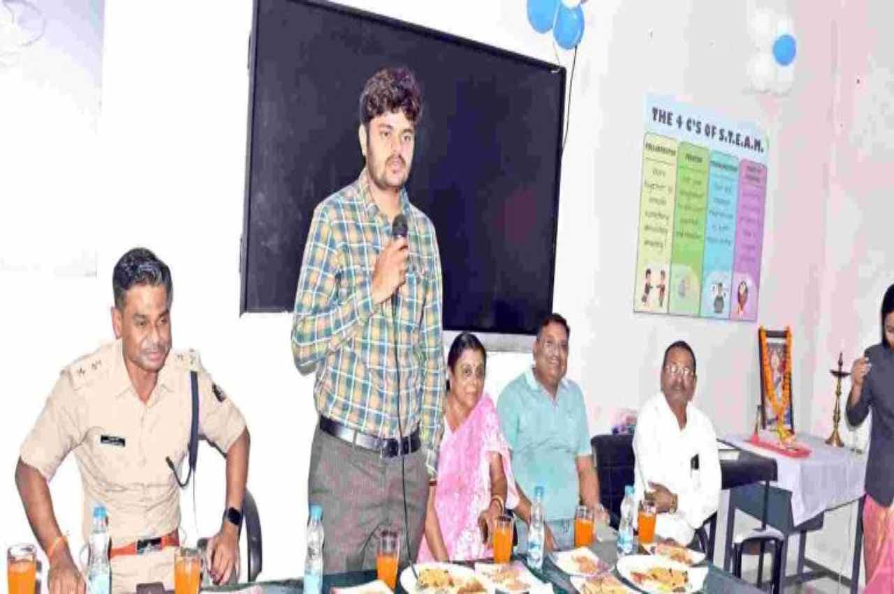 Chhattishgarh News: अंग्रेजी स्कूलों में होगी रोबोटिक्स की पढ़ाई, कलेक्टर ने किया हाईटेक लैब का उद्घाटन