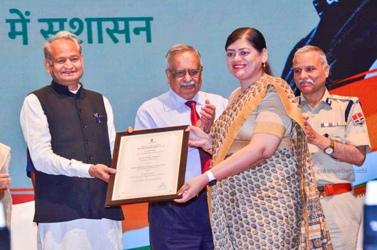 Civil Services Day 2023: अफसरों से बोले सीएम गहलोत- 'ब्यूरोक्रेसी में वही लोकप्रिय जो अहंकार छोड़कर काम करें'