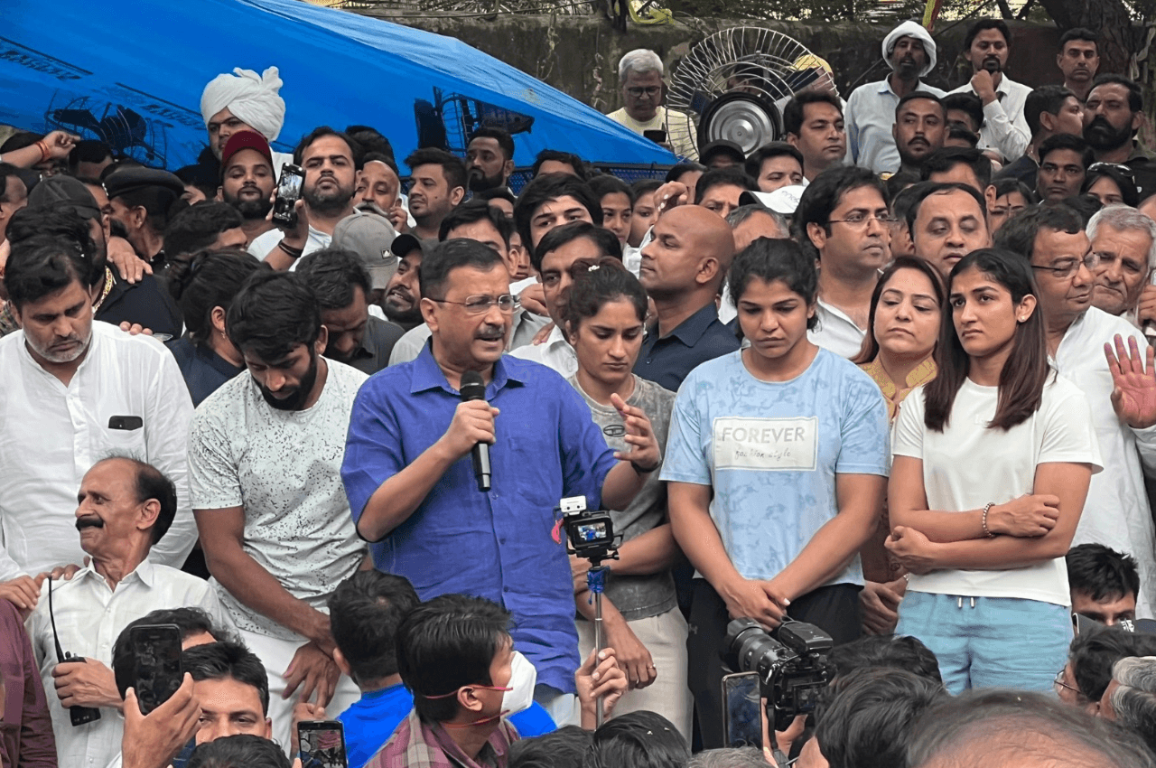 Delhi Wrestlers Protest:┬ардкрд╣рд▓рд╡рд╛рдиреЛрдВ рдХреЗ рдмреАрдЪ рдкрд╣реБрдВрдЪреЗ рдЕрд░рд╡рд┐рдВрдж рдХреЗрдЬрд░реАрд╡рд╛рд▓, рдмреЛрд▓реЗ- 'рдЬреЛ рднреА рджреЗрд╢ рд╕реЗ рдкреНрдпрд╛рд░ рдХрд░рддрд╛ рд╣реИ, рд╡реЛ рдЬрдВрддрд░-рдордВрддрд░ рдЖрдП'