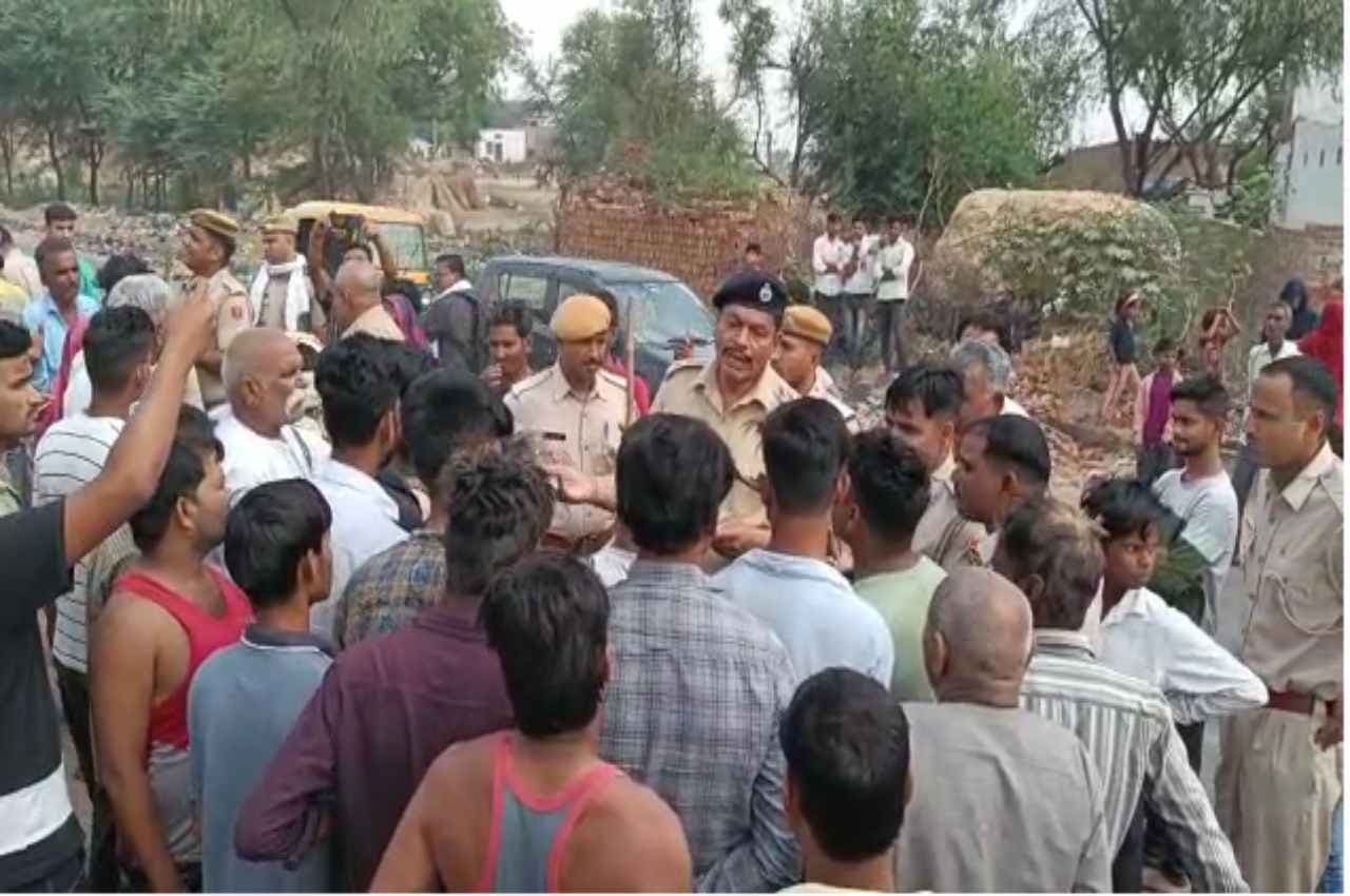 Dholpur News:  ग्रामीणों ने पानी की समस्या को लेकर नेशनल हाईवे किया जाम, सड़क पर लगी वाहनों की लंबी कतारें