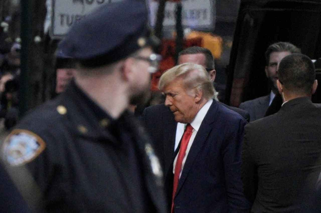 Donald Trump: मैनहट्टन कोर्ट में सरेंडर करने पहुंचे पूर्व अमेरिकी राष्ट्रपति, न्यूयॉर्क में ट्रंप टावर के बाहर जुटे समर्थक