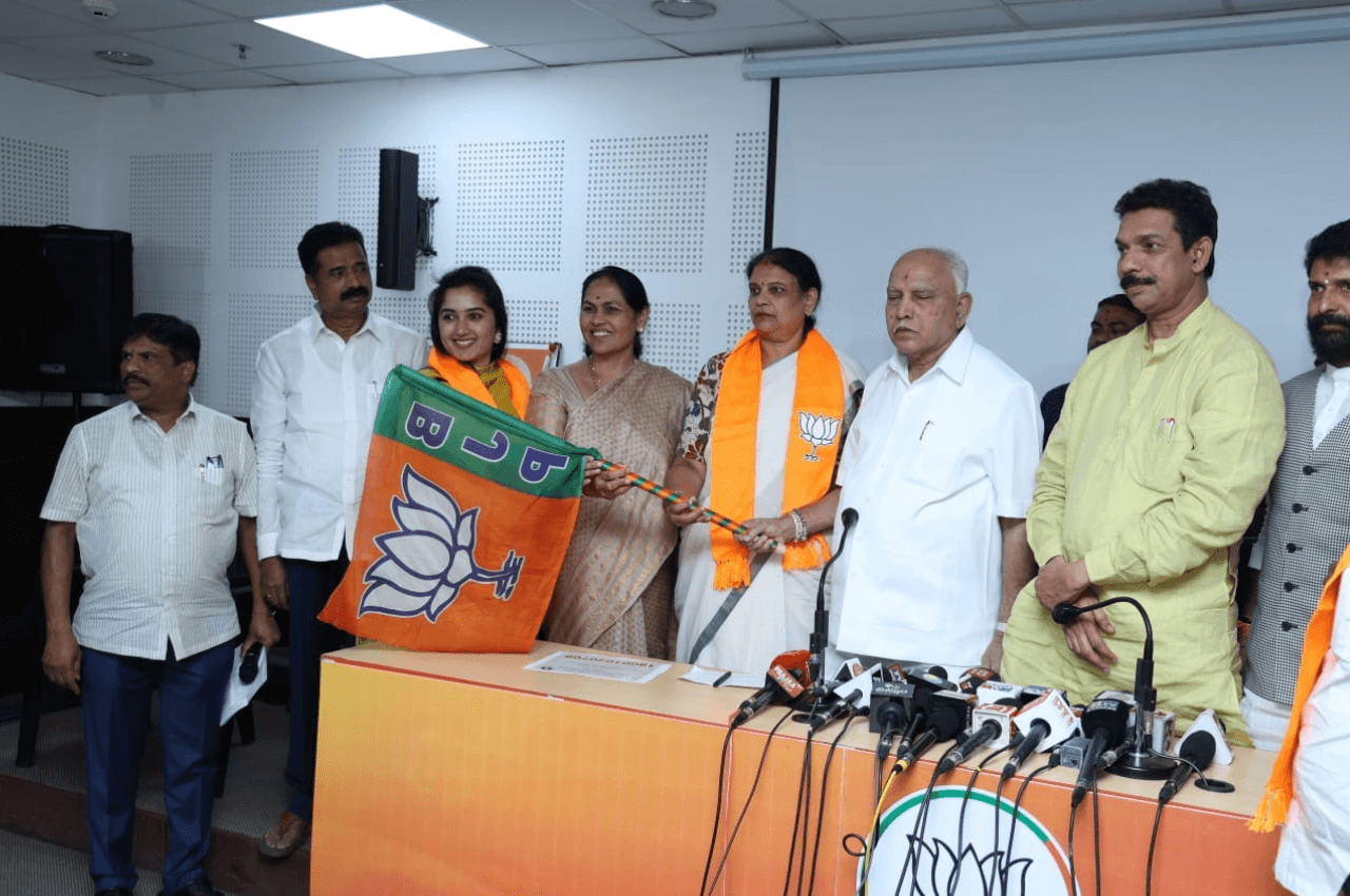 Karnatka Assembly Election: दिग्गज कांग्रेस नेता की बेटी राजनंदिनी ने थामा BJP का दामन, पिता थिम्मप्पा ने बताया दुर्भाग्यपूर्ण