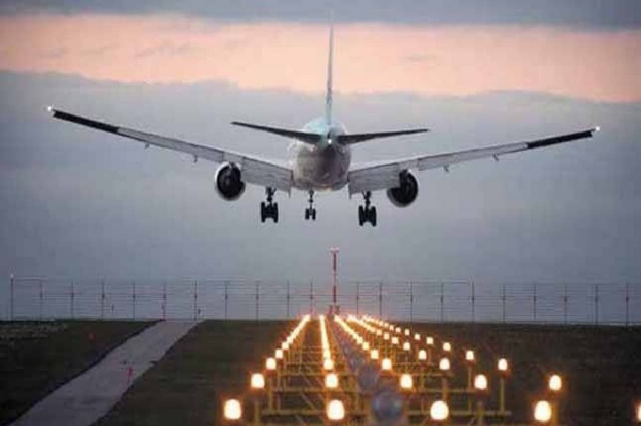 बेंगलुरु से वाराणसी जा रही IndiGo Flight की शमशादाबाद में इमरजेंसी लैंडिंग, जानें क्या थी वजह