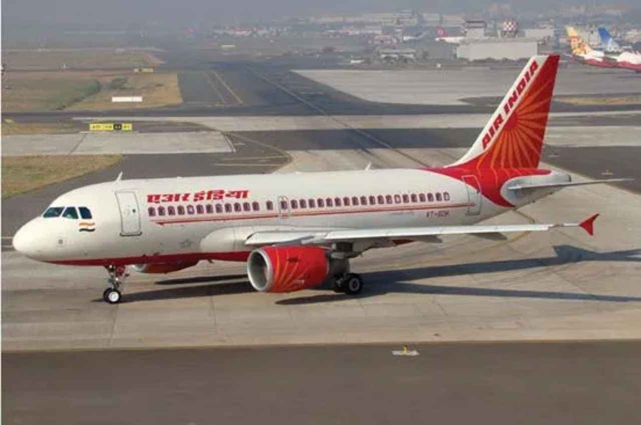 New Delhi: एयर इंडिया की फ्लाइट में यात्री ने की क्रू मेंबर के साथ मारपीट, दिल्ली वापस लौटा विमान