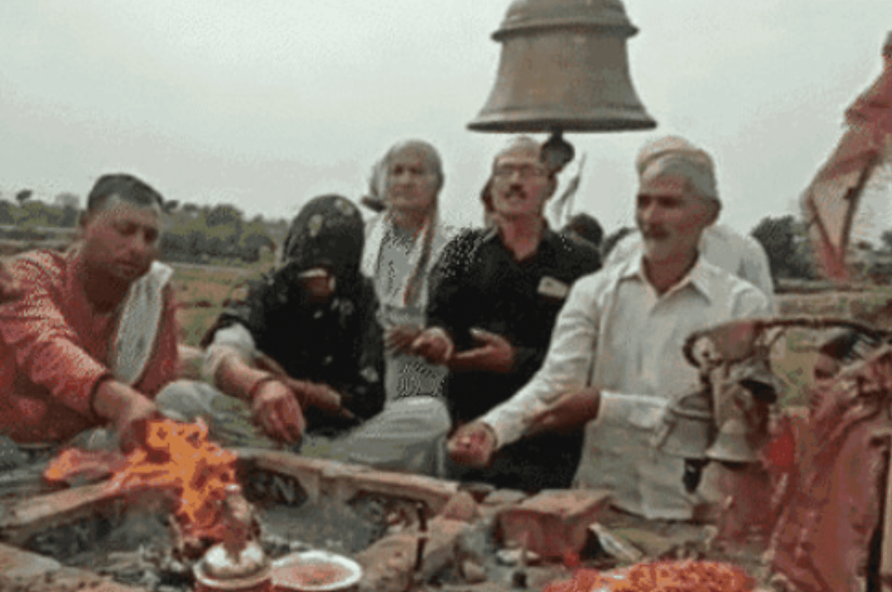 उत्तरप्रदेश के फिरोजाबाद में मुस्लिम परिवार ने देवी मंदिर में चढ़ाया घंटा, 17 साल पहले बेटे की सलामती के लिए मां ने मांगी मन्नत