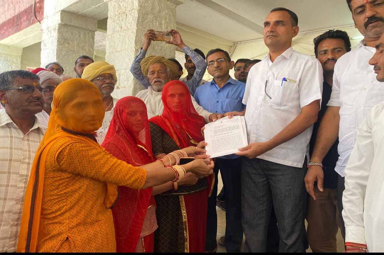 Jalore News: भीनमाल को जिला बनाने के लिए 16वें दिन भी धरना जारी, ग्रामीण बोले- सड़क-रेल मार्ग करेंगे बाधित