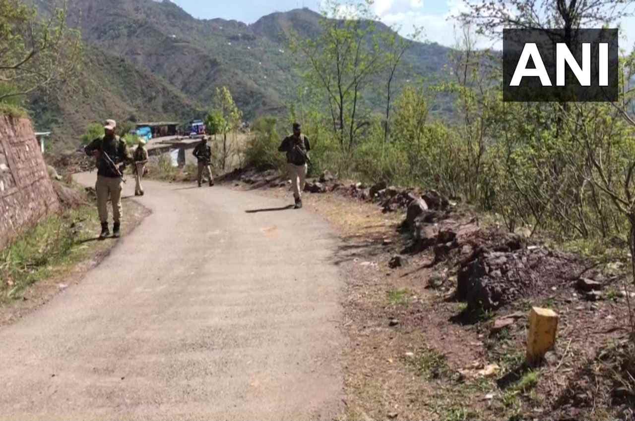 जम्मू कश्मीर: LOC पर पाकिस्तान की नापाक साजिश, सेना ने घुसपैठिए को किया ढेर, दो को पकड़ा