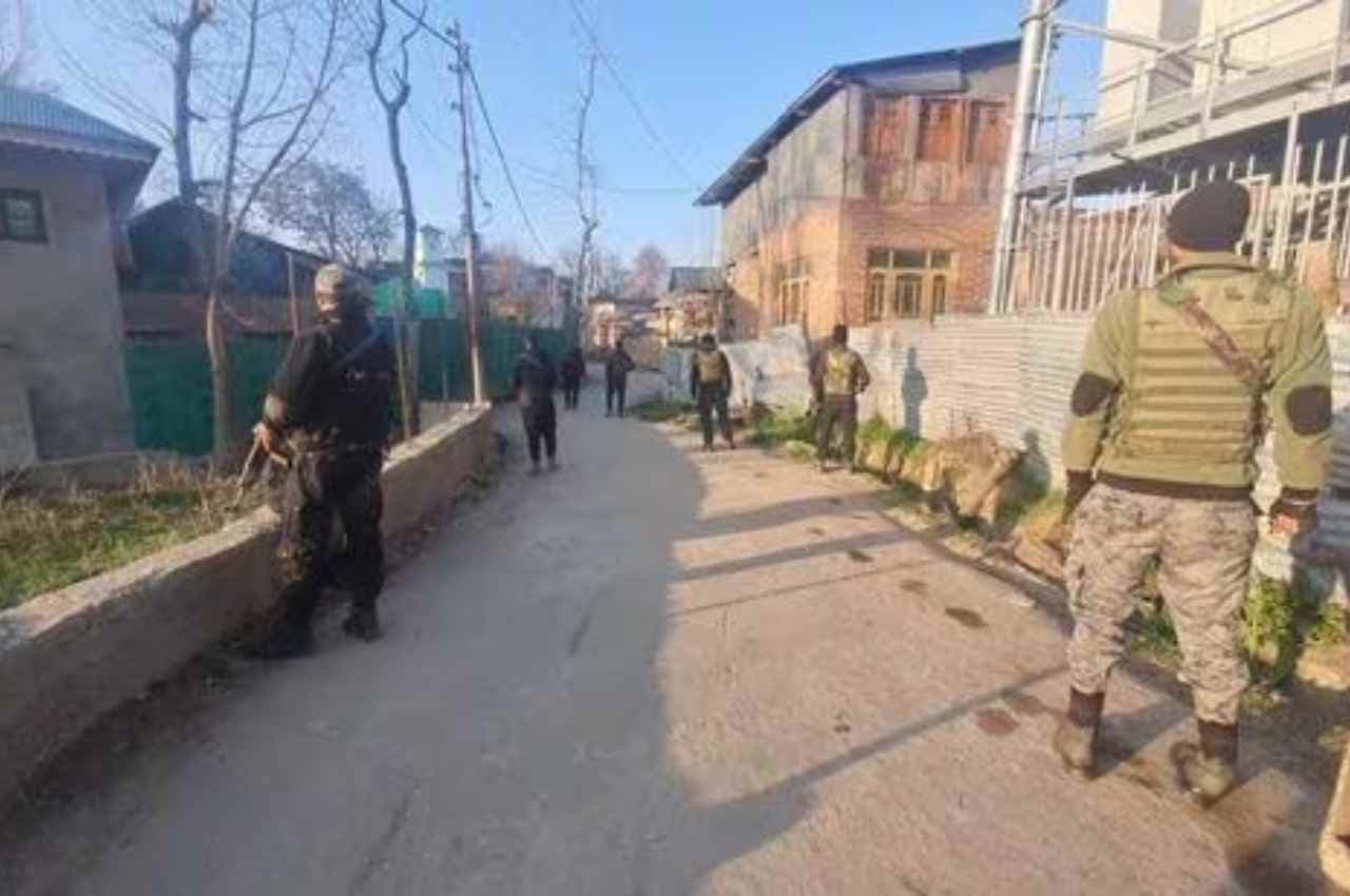 जम्मू-कश्मीर: बारामूला में पुलिस हिरासत से फरार हुए लश्कर के 2 आतंकवादी, तलाशी अभियान जारी