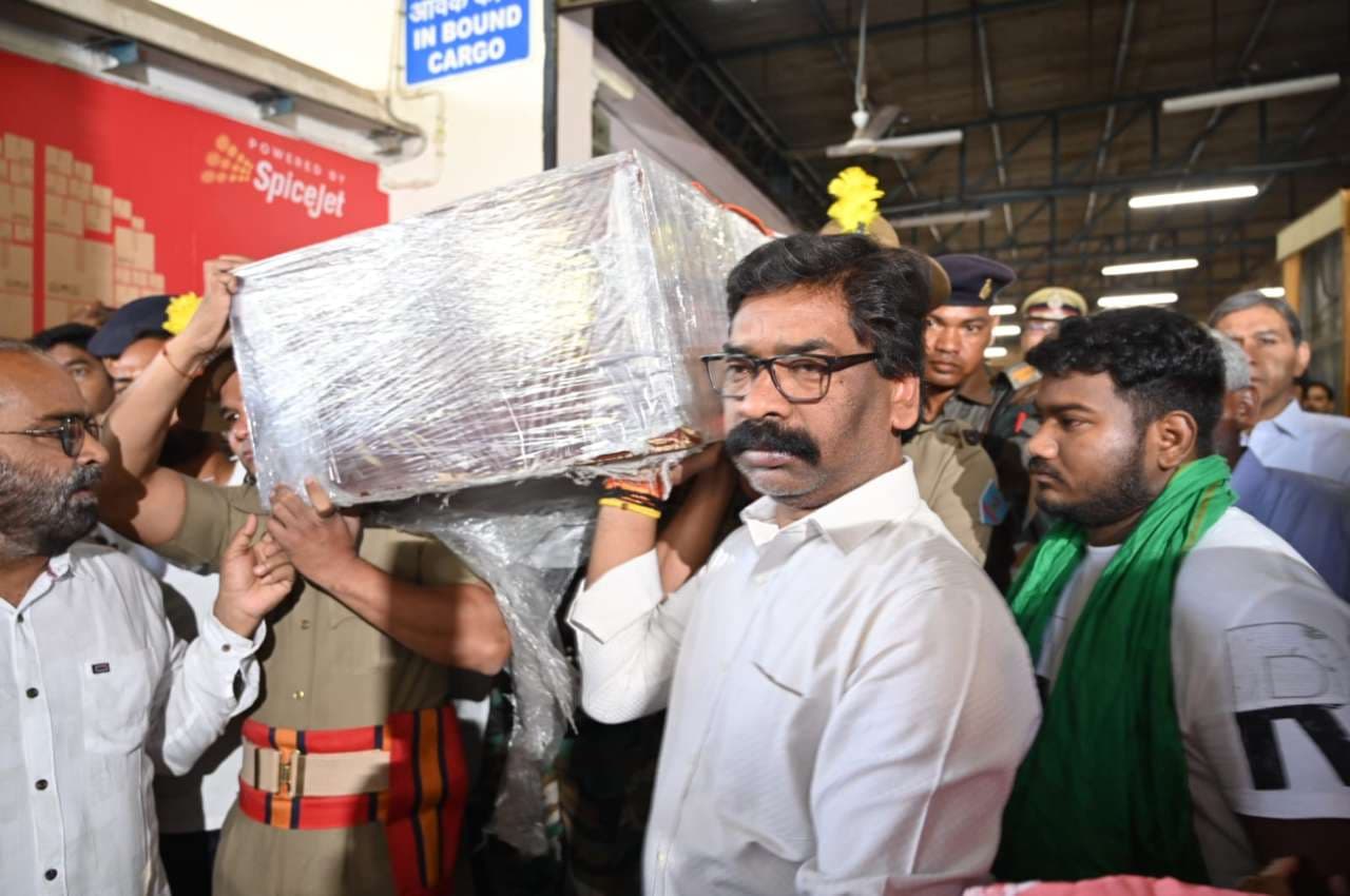 Jharkhand News: चेन्नई से रांची लाया गया शिक्षा मंत्री जगरनाथ महतो का पार्थिव शरीर, पैतृक गांव में आज अंतिम संस्कार