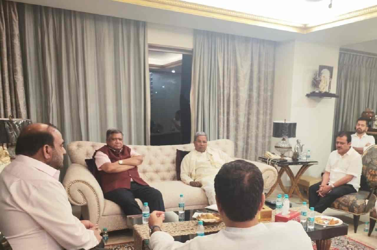 Karnataka Elections 2023: जगदीश शेट्टार से कांग्रेस नेताओं की मुलाकात; सुरजेवाला बोले- ताश के पत्तों की तरह बिखर गई भाजपा