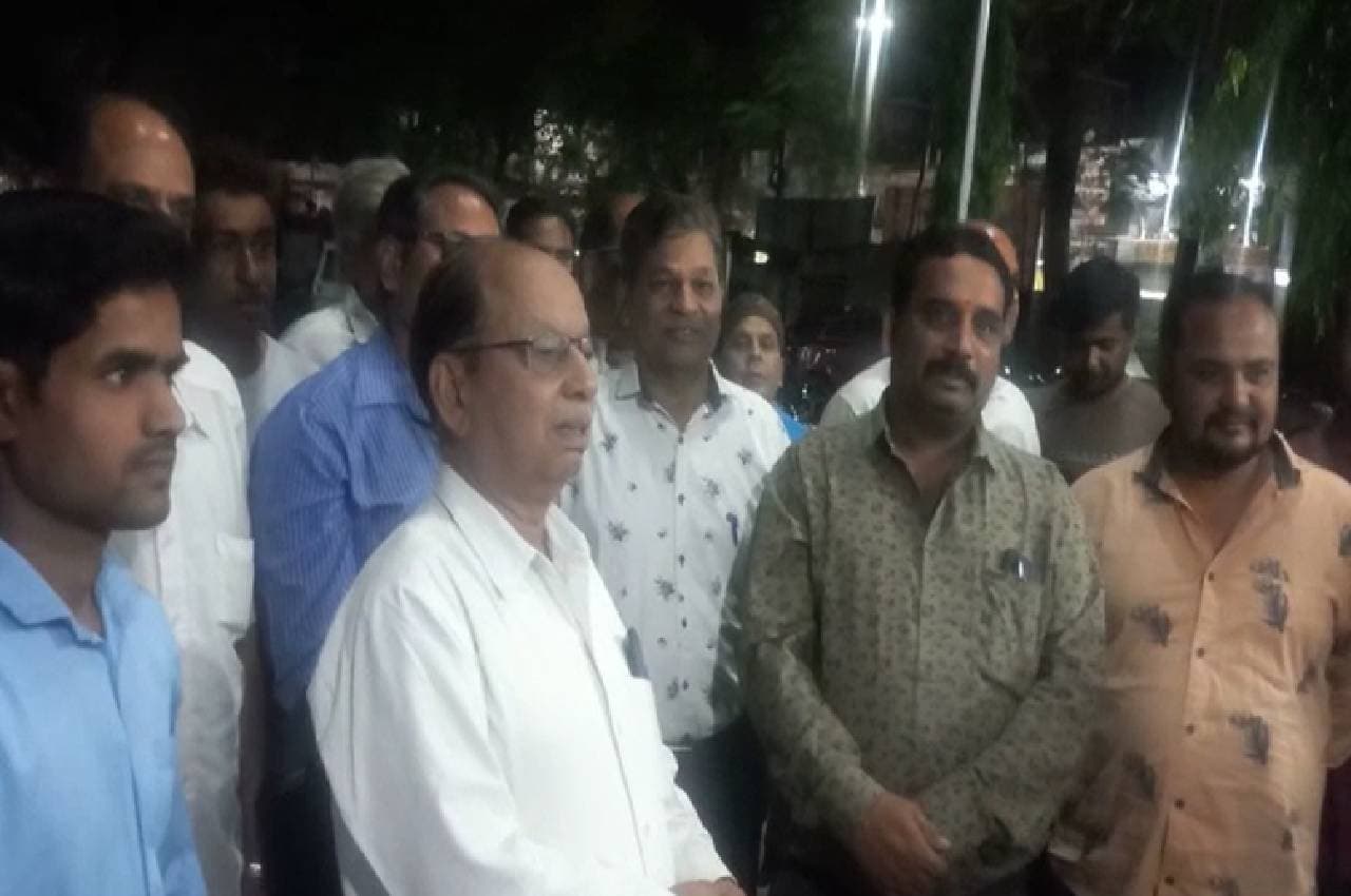 बागेश्वर धाम के पंडित धीरेंद्र शास्त्री के खिलाफ इस समाज ने खोला मोर्चा, देशभर में FIR दर्ज कराने की चेतावनी