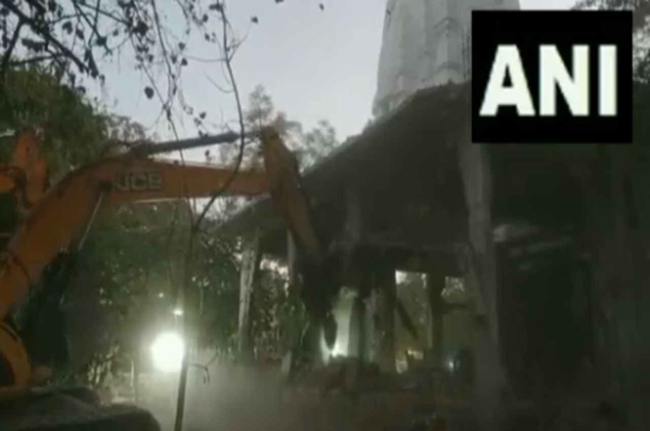 MP News: बेलेश्वर मंदिर में बावड़ी हादसे में 36 मौतों के बाद इंदौर प्रशासन का बुलडोजर एक्शन, खाली किया पूरा परिसर