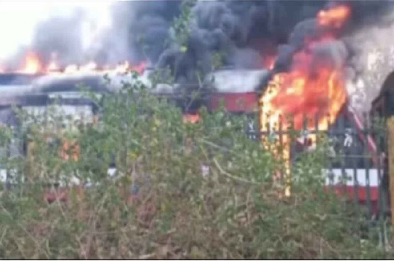 MP News: रतलाम से इंदौर जा ही डेमू ट्रेन के दो डिब्बों में आग, सभी यात्री सुरक्षित