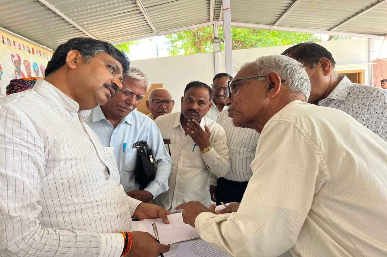 Alwar News: 'महंगाई राहत कैंपों में आमजन जागरूक होकर लें योजनाओं का लाभ'- मंत्री टीकाराम जूली