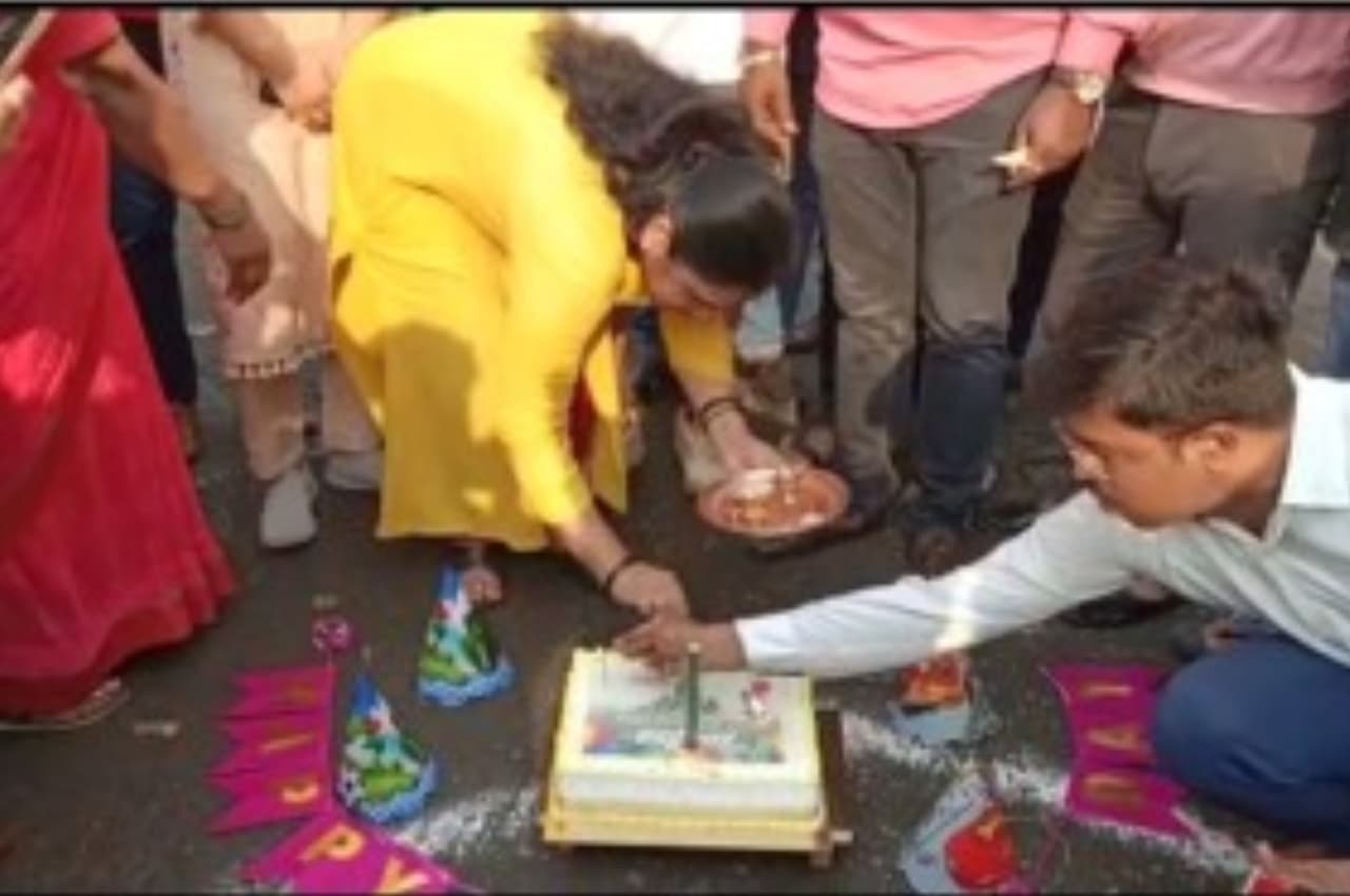 मुंबई की सड़कों पर अनोखा विरोध, लोगों ने केक काटकर मनाया 'गड्ढे भाई' का जन्मदिन