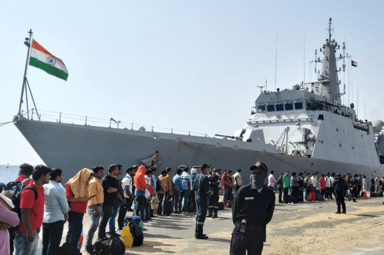 Sudan Conflict: सूडान से 278 भारतीयों का पहला जत्था INS Sumedha से जेद्दा रवाना, तिरंगा थामे नजर आए लोग