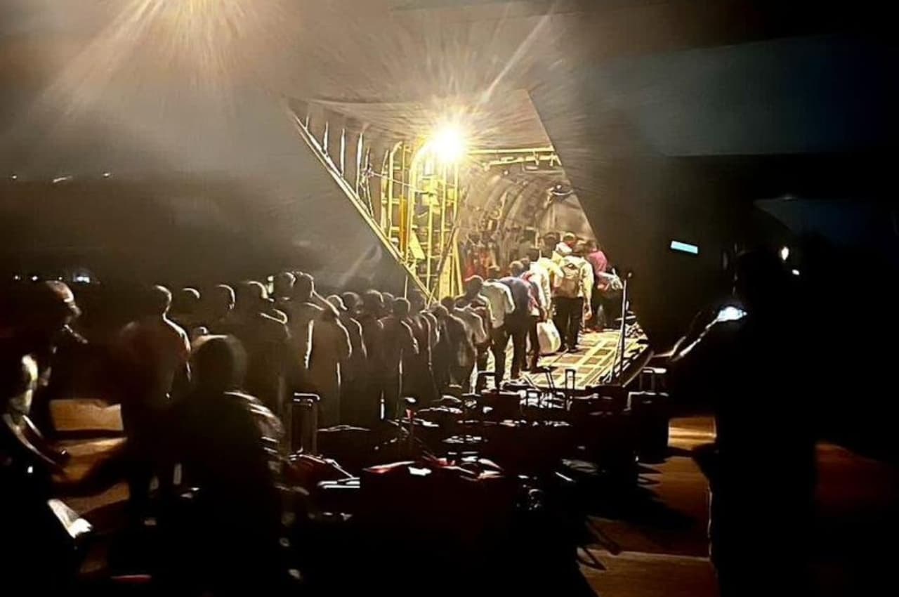 Operation Kaveri: नष्ट हो चुका था रनवे, रोशनी भी नहीं थी... फिर IAF के पायलट्स ने ऐसे 121 भारतीयों का किया रेस्क्यू