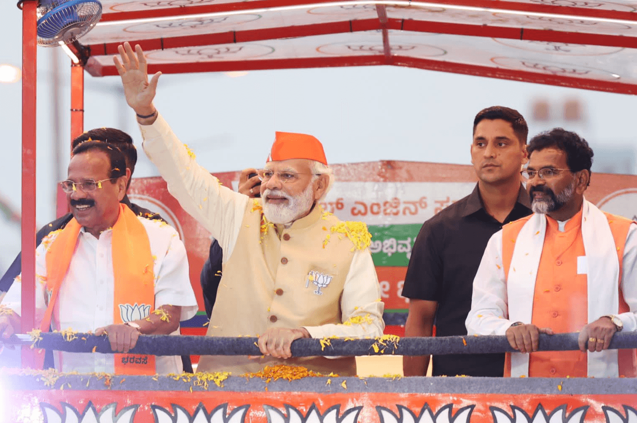 पीएम मोदी ने ट्रक पर सवार होकर बेंगलुरु में किया तीन किमी लंबा रोड शो, लोगों ने बरसाए फूल, दिखा जबरदस्त उत्साह