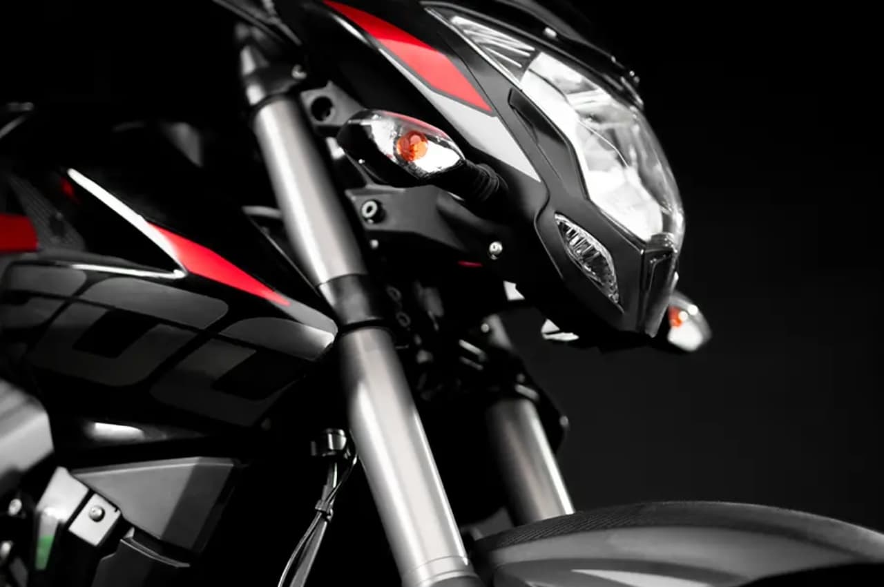 Bajaj की इस Street bike के धाकड़ लुक्स और तगड़ा इंजन, जानें कीमत 