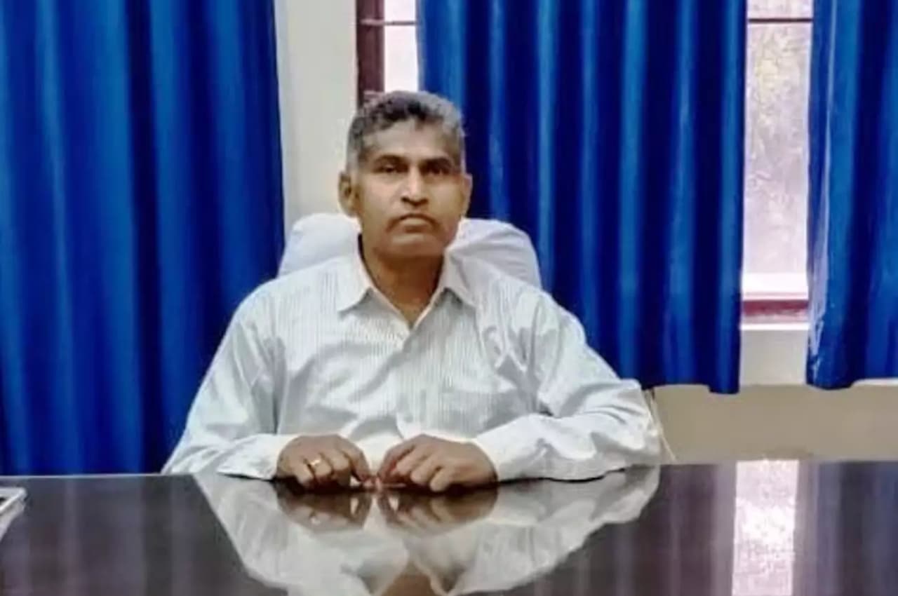 शिक्षक भर्ती परीक्षा मामले में आरपीएससी सदस्य गिरफ्तार, सीएम गहलोत ने कहा- दोषी किसी भी स्तर का हो, उसे सख्त सजा दिलाएंगे