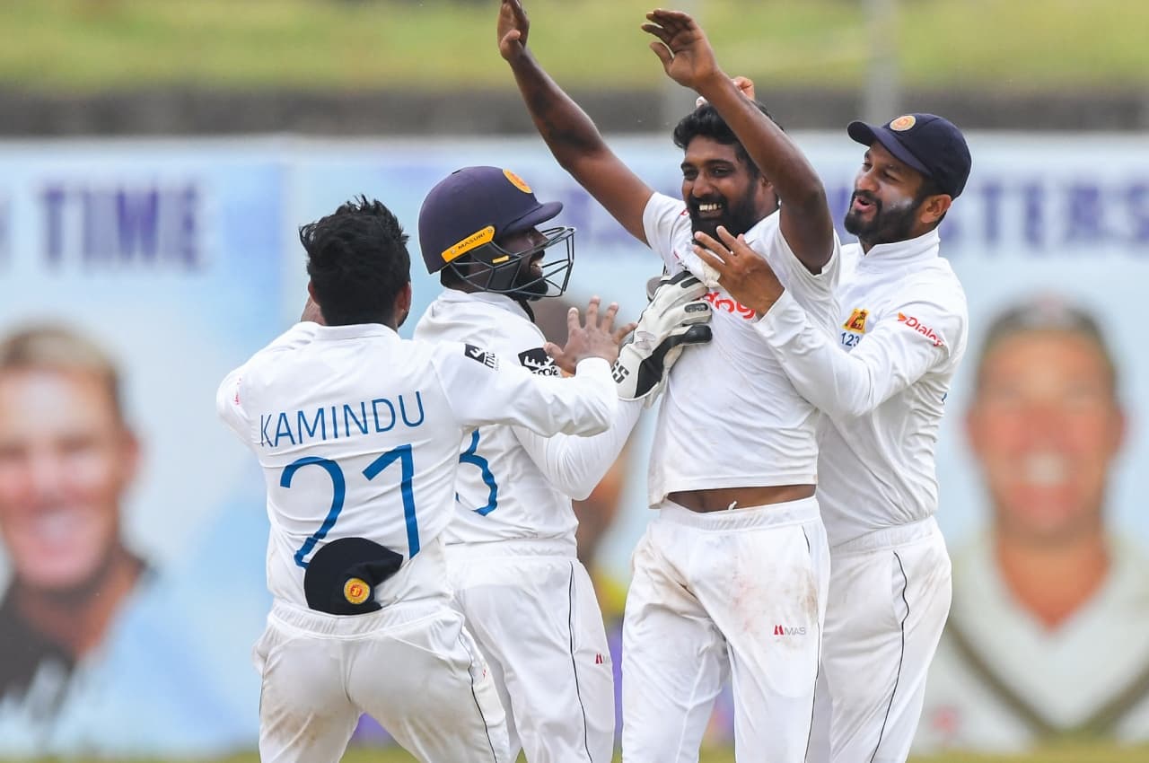 SL vs IRE: श्रीलंका के जादुई स्पिनर ने फिर चटकाए 5 विकेट, टेस्ट इतिहास में दर्ज हो चुका है नाम