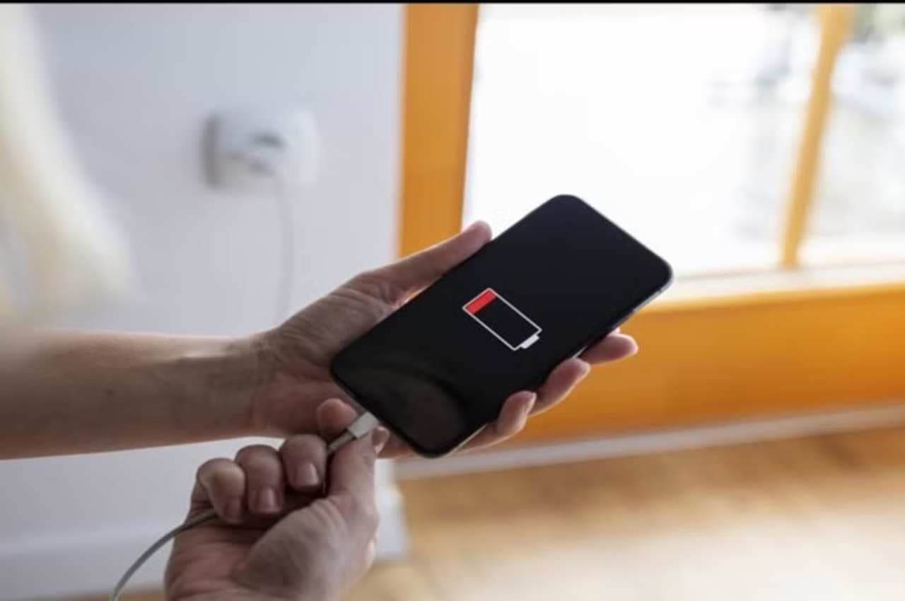 Smartphone Using Tips: कहीं आप तो नहीं करते फोन को यूज करते समय ये 3 गलतियां?