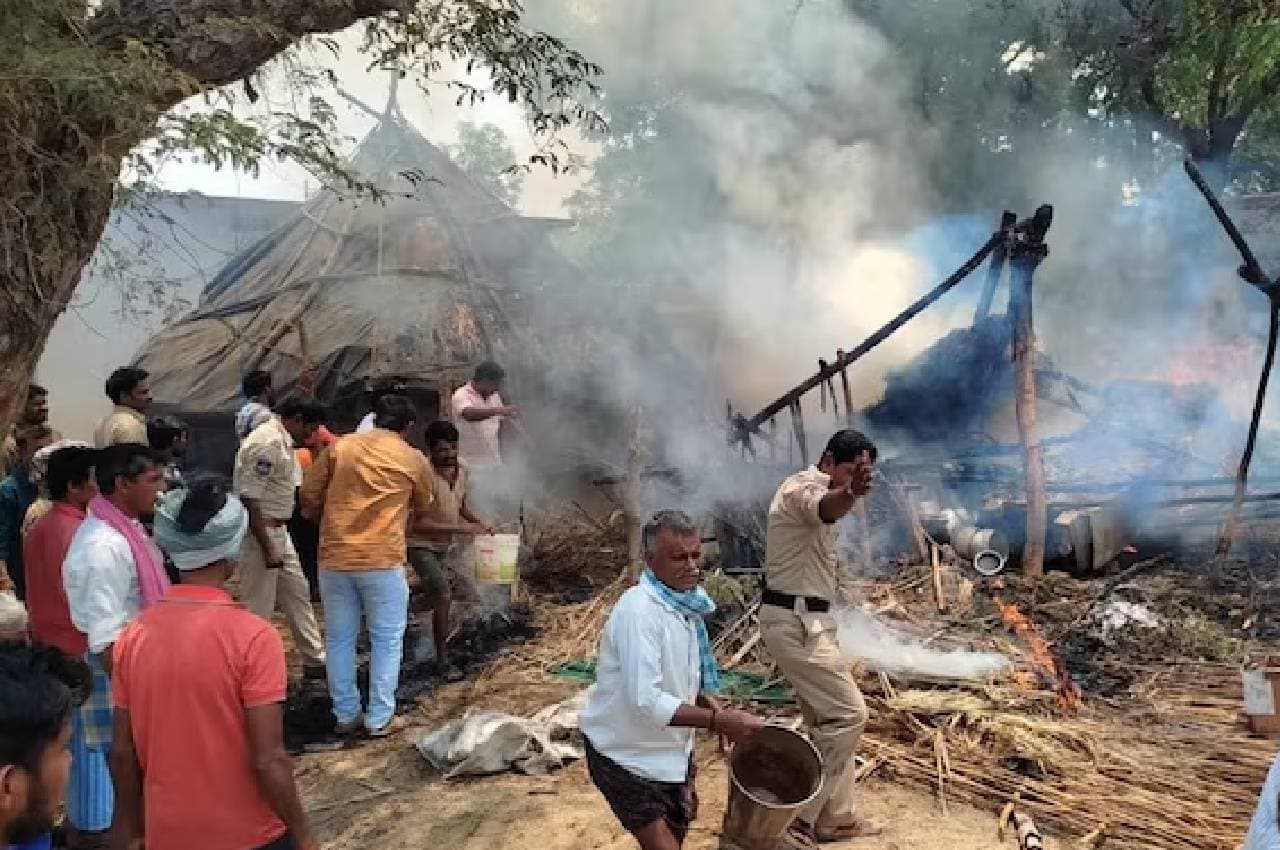 तेलंगाना के खम्मम में सिलेंडर ब्लास्ट में दो लोगों की मौत, 10 घायल; पटाखों से लगी थी आग
