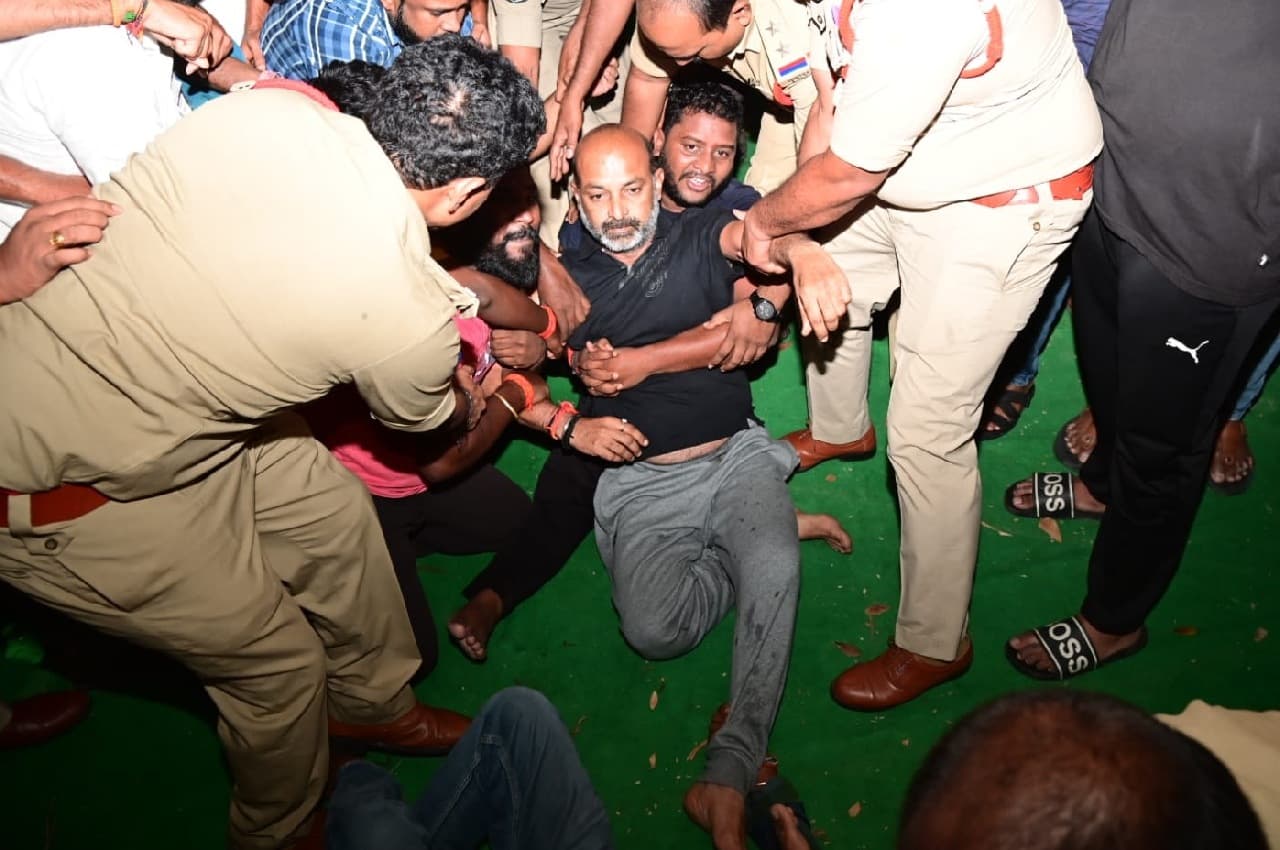 Bandi Sanjay Arrest: एसएससी पेपर लीक मामले में तेलंगाना बीजेपी अध्यक्ष गिरफ्तार, भाजपा बोली- ये 'अवैध'