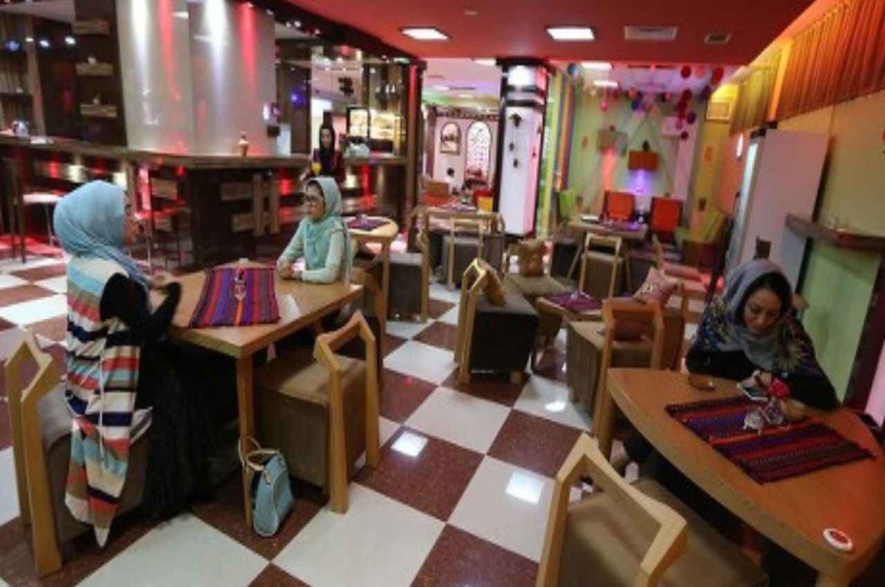 अफगानिस्तान में तुगलकी फरमान; तालिबान ने कहा-रेस्तरां में खाना नहीं खा सकती महिलाएं