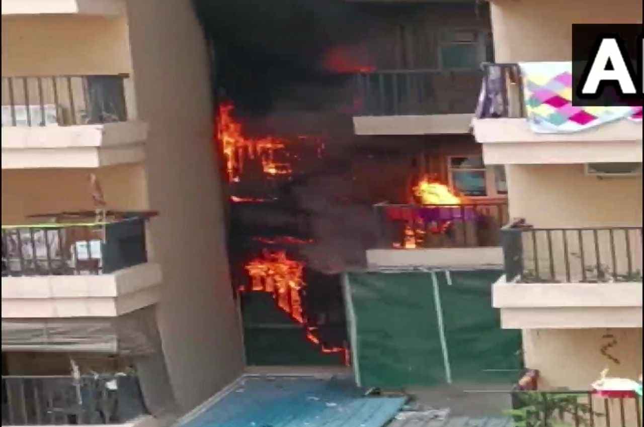 Noida News: नोएडा के गौर सिटी में भीषण आग से अफरा-तफरी, फायर ब्रिगेड की कई गाड़ियां मौजूद