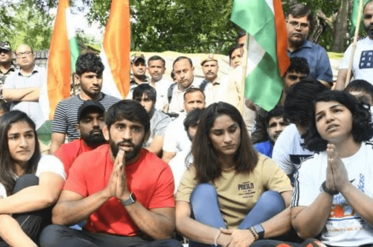 Wrestlers Protest: खेल मंत्रालय ने कुश्ती संघ के चुनाव पर लगाई रोक, एडहॉक कमेटी संभालेगी मैनेजमेंट का काम