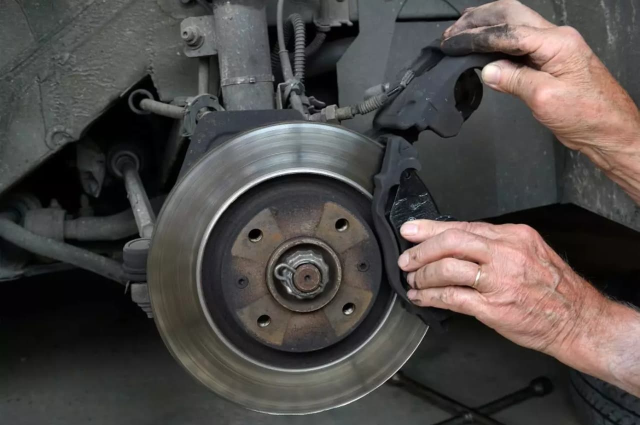 Car Care Tips: कार के ब्रेक पैड की नियमित करें जांच, जानें आसान तरीका