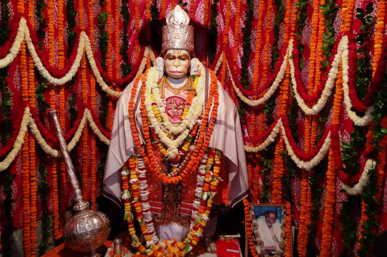 रात 9 बजे बाद करें हनुमानचालिसा का पाठ, बजरंग बली दर्शन देकर पूरी करेंगे आपकी हर इच्छा