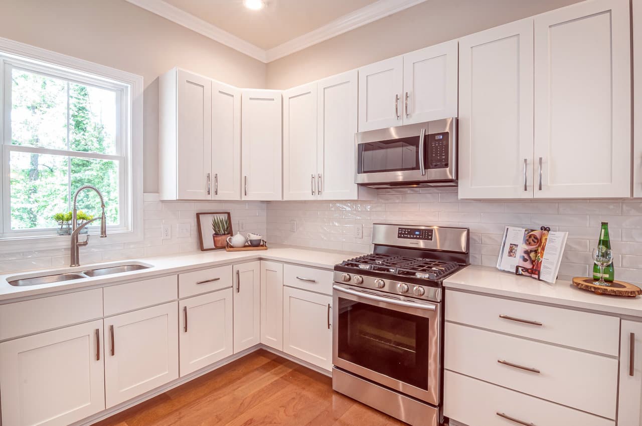 Kitchen Vastu Tips: घर की रसोई में ध्यान रखें ये 5 बातें तो होंगे वारे न्यारे, परिवार भी खुश रहेगा