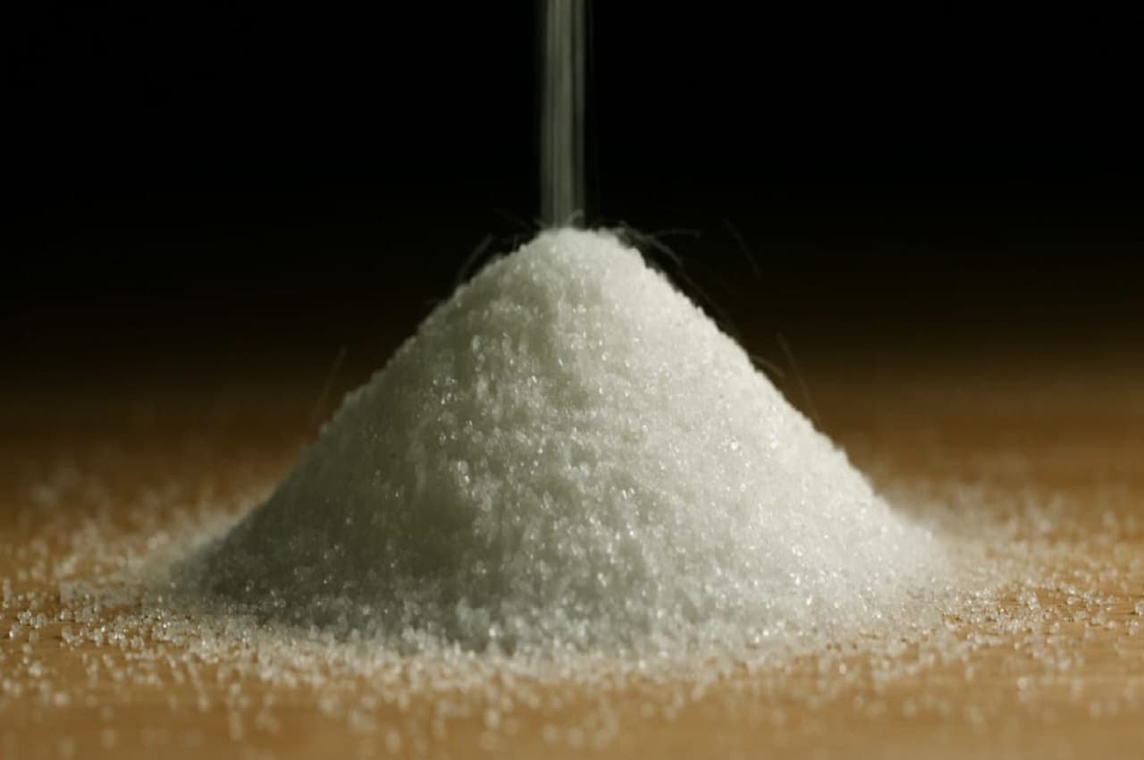 Sugar Price: चीनी का उत्पादन 9% तक घटा, पिछले एक महीने में इतने बढ़े दाम