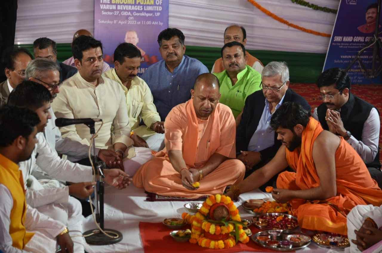 मुख्यमंत्री योगी आदित्यनाथ ने ग्रामीण स्टेडियम का किया शिलान्यास, बोले-युवा ऊर्जा के लाभ से नंबर वन बनेगा उत्तर प्रदेश